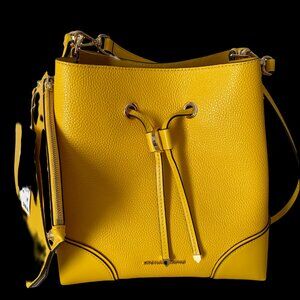 NWT MICHAEL KORS Medium Bucket Bag Sunflower Color Mercer Gallery 30F9GZ5L6L
